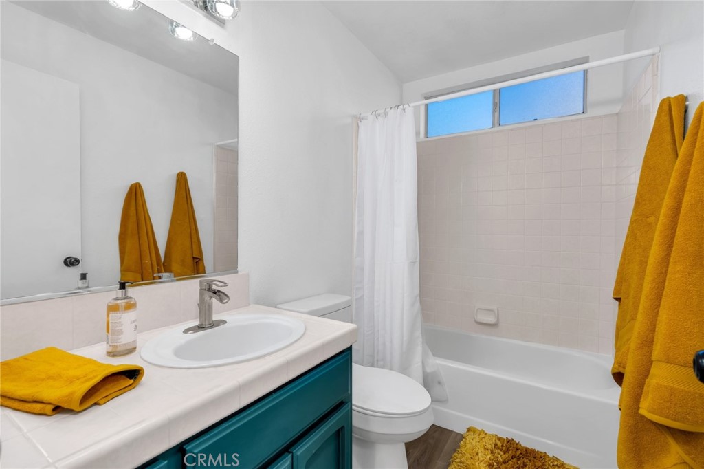 848 Lehigh Drive Merced, CA 95348 - Photo 22 of 30 a bathroom with a sink and a bathtub