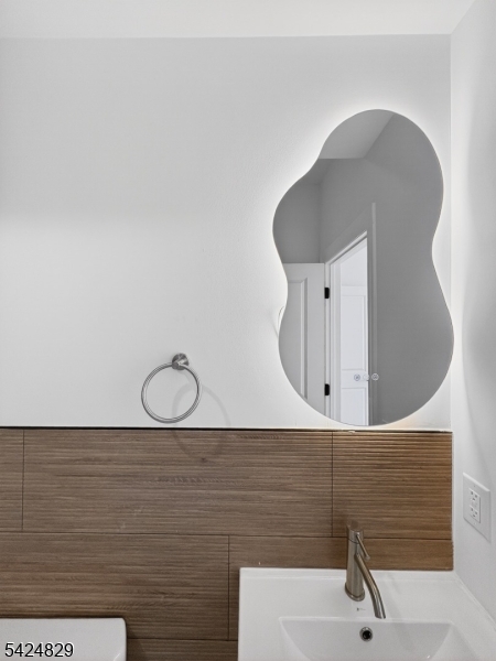 262 Hunterdon Street, Unit 1 Newark, NJ 07103 - Photo 21 of 31 a bathroom with a sink and mirror