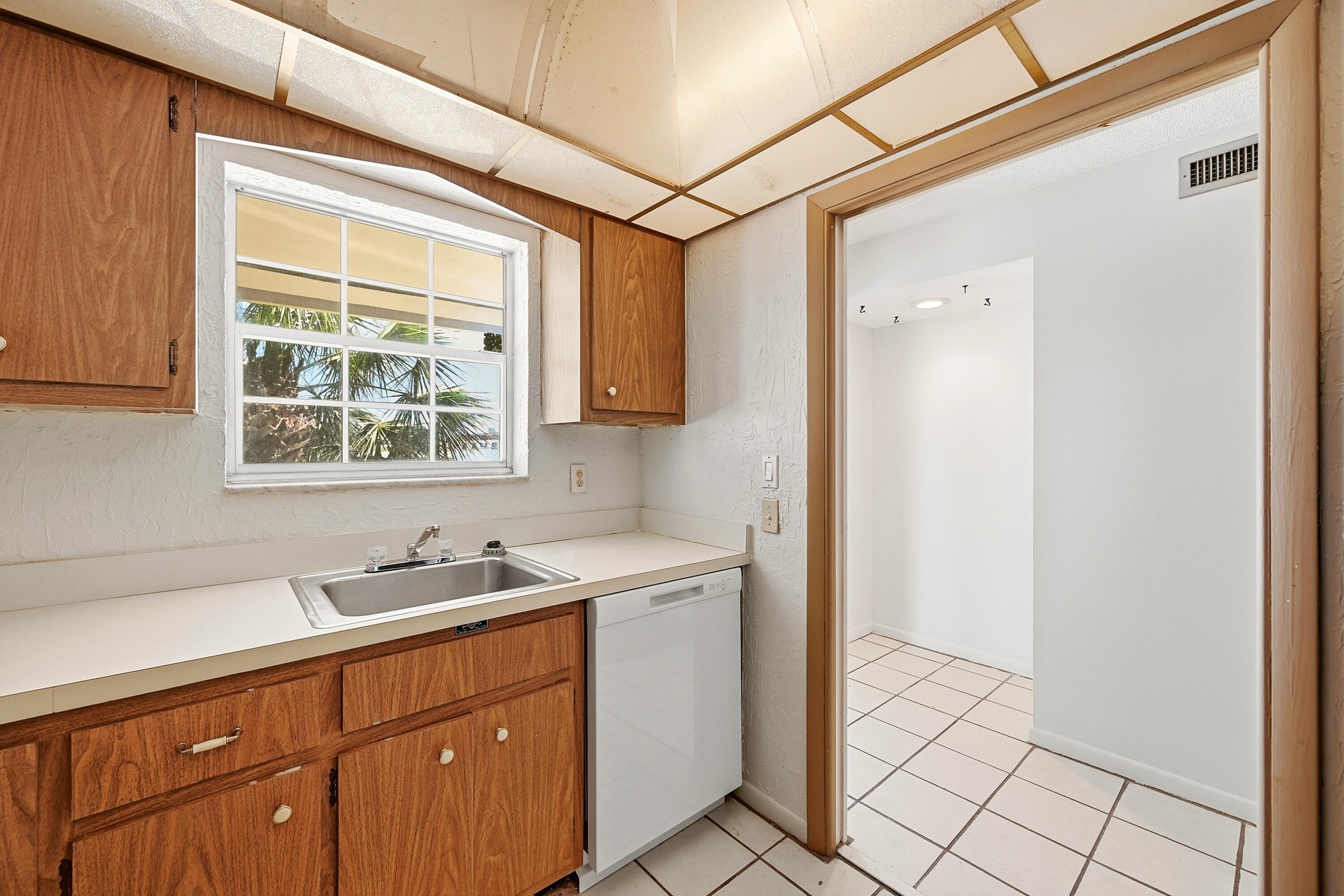 2160 Northeast 36th Street, Unit 37 Lighthouse Point, FL 33064 - Photo 10 of 32 Kitchen