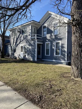 $1,100 | 140 College Street, Unit 2, Elgin, IL 60120