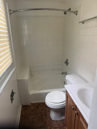 $1,100 | 140 College Street, Unit 2, Elgin, IL 60120
