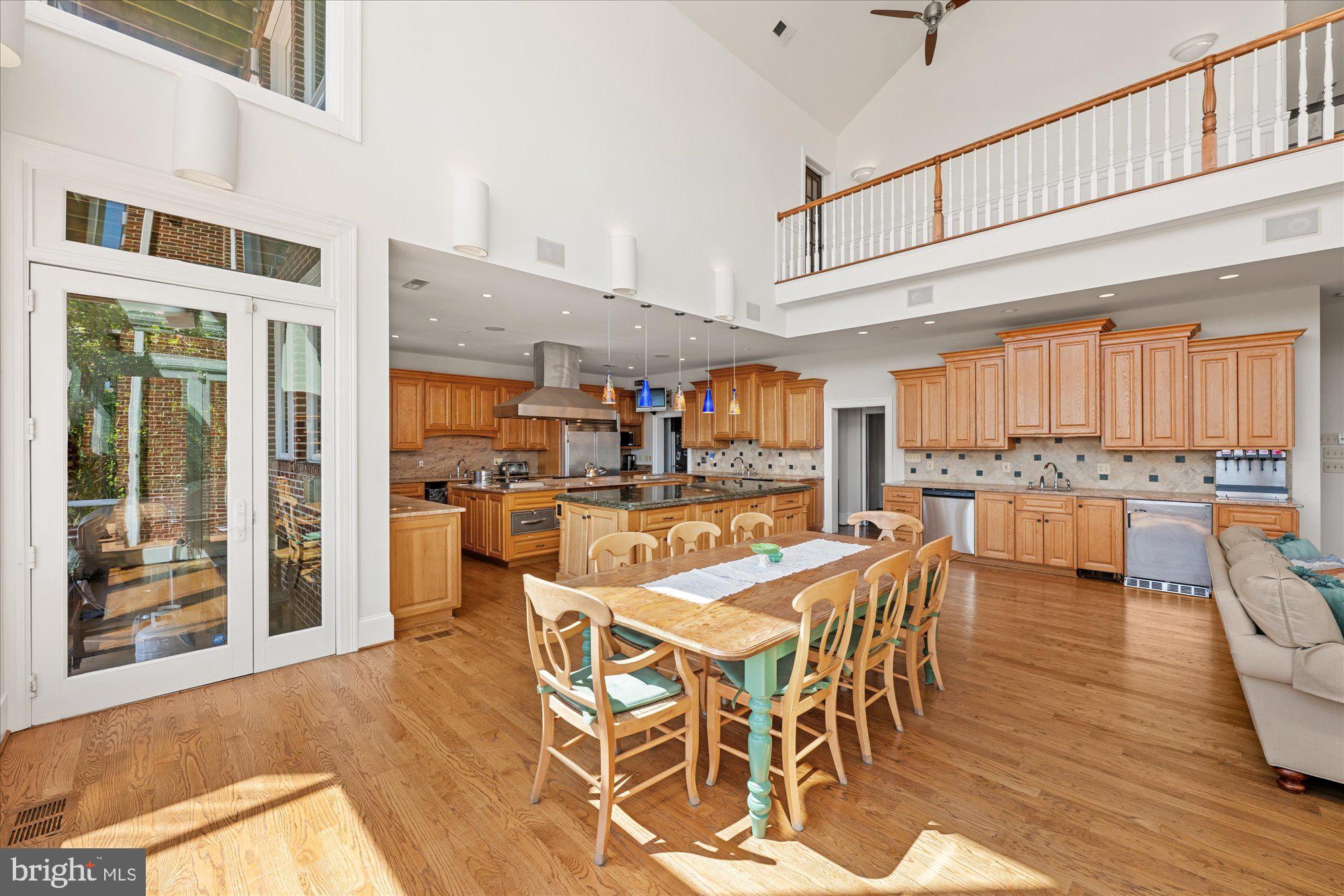 1701 South Arlington Ridge Road Arlington, VA 22202 - Photo 21 of 90 Breakfast area & Kitchen