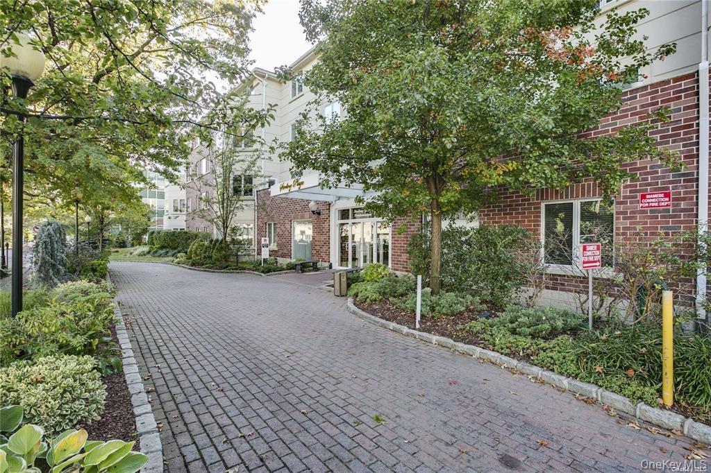 171 Great Neck Road, Unit 1N Great Neck, NY 11021 - Photo 2 of 15 View of property's community