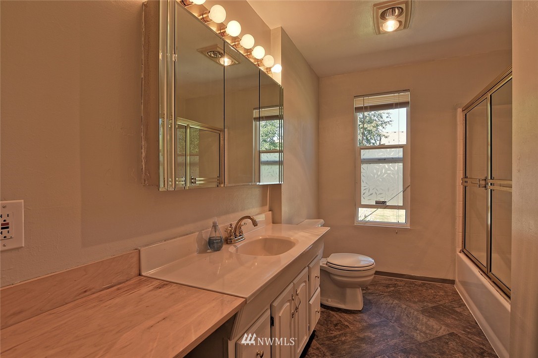 4914 Northeast 7th Place Renton, WA 98059 - Photo 10 of 19