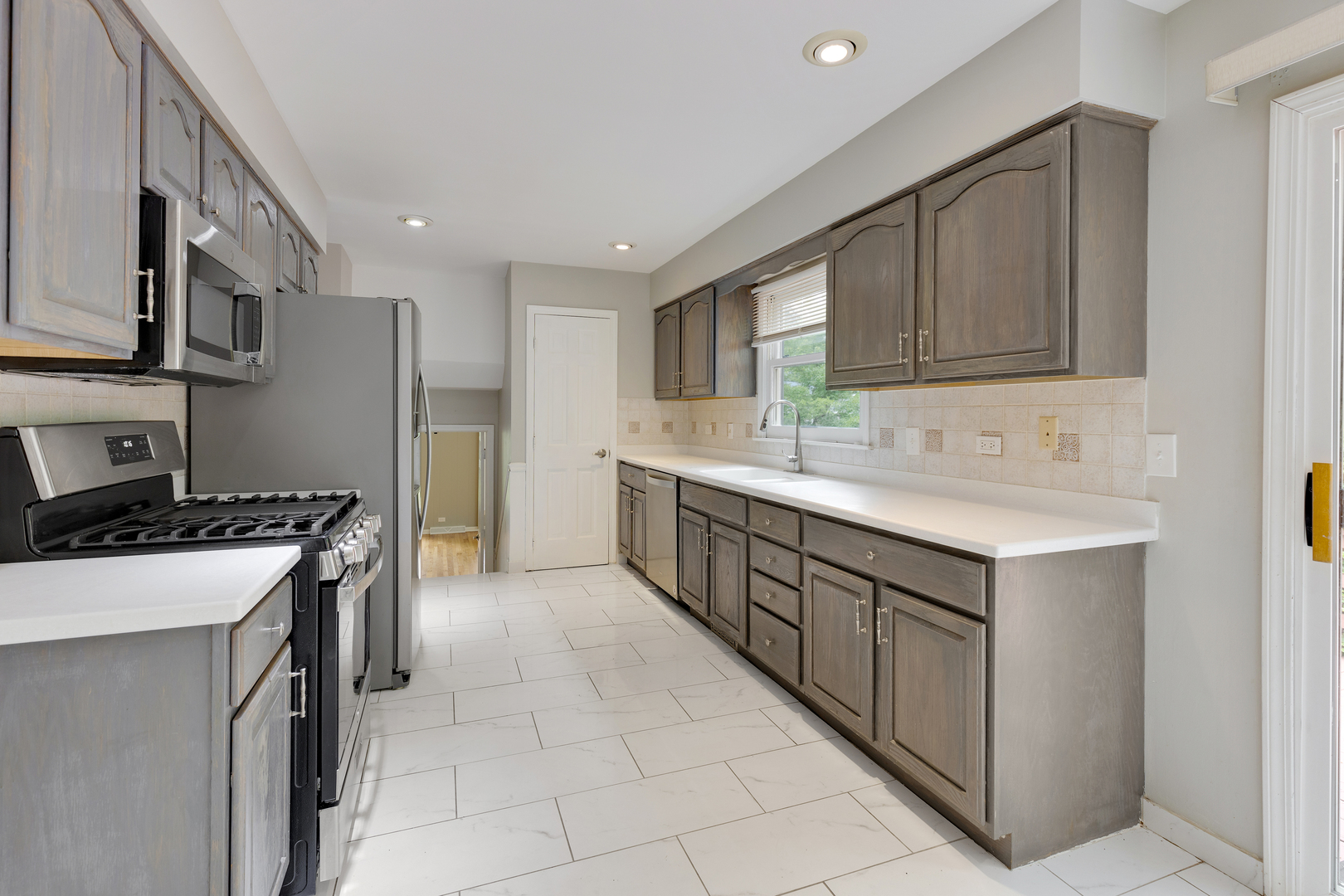 540 Springhill Drive Roselle, IL 60172 - Photo 4 of 26