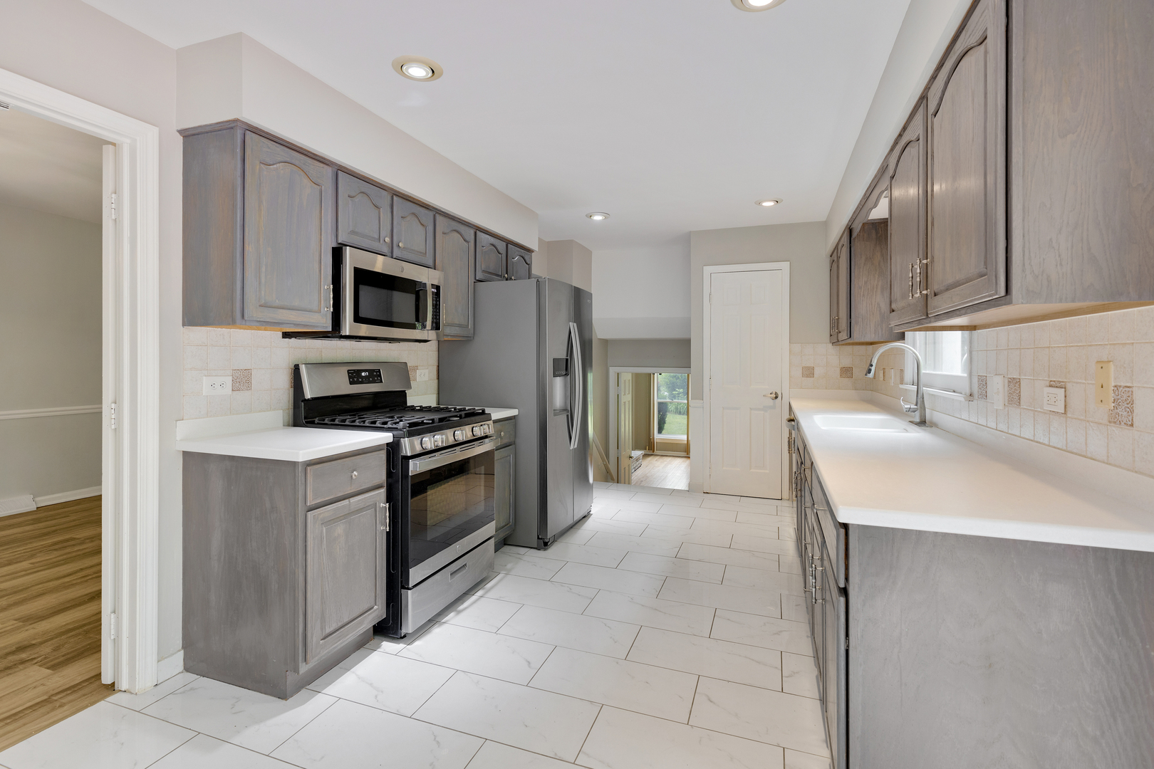 540 Springhill Drive Roselle, IL 60172 - Photo 5 of 26