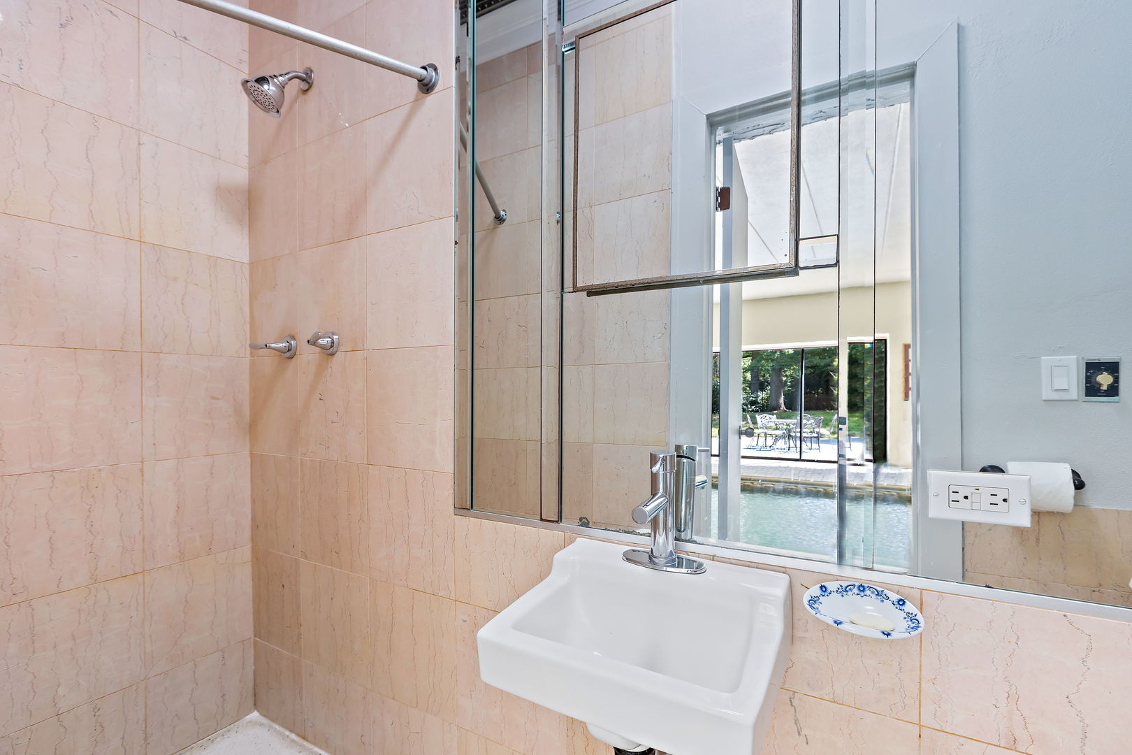 3 Saville Row Barrington Hills, IL 60010 - Photo 25 of 53 a bathroom with a tub sink and mirror
