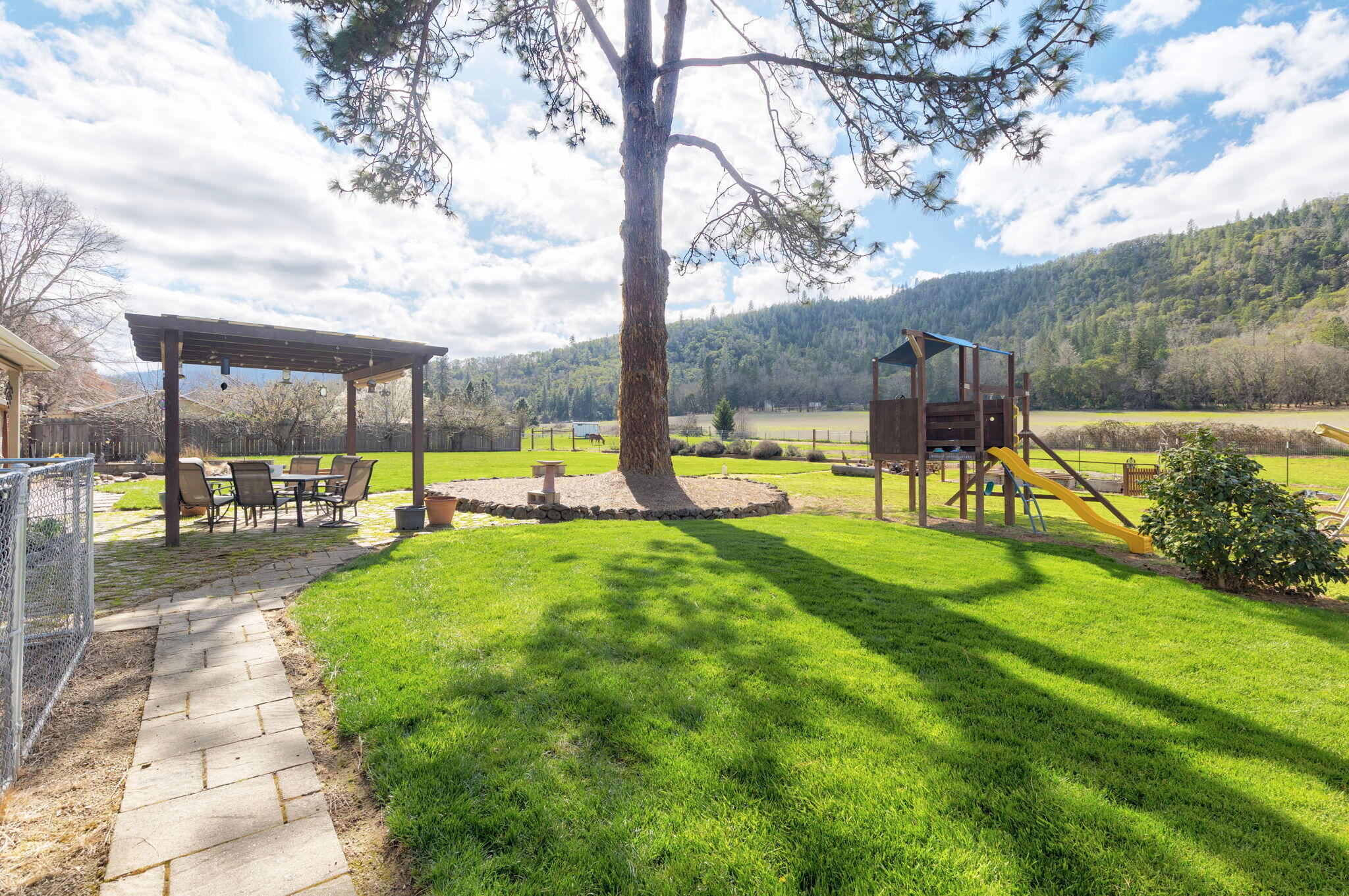 9547 Old Stage Road Central Point, OR 97502 - Photo 19 of 52 19-web-or-mls-9547-old-stage-rd