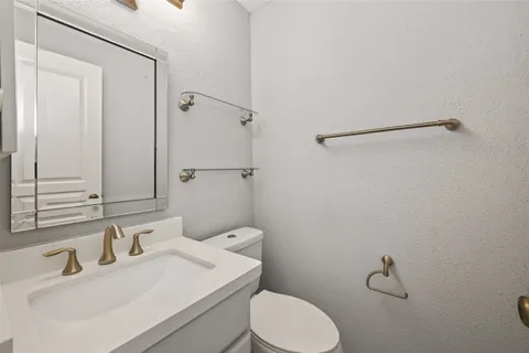 $194,900 | 2400 North Braeswood Boulevard, Unit 129, Houston, TX 77030