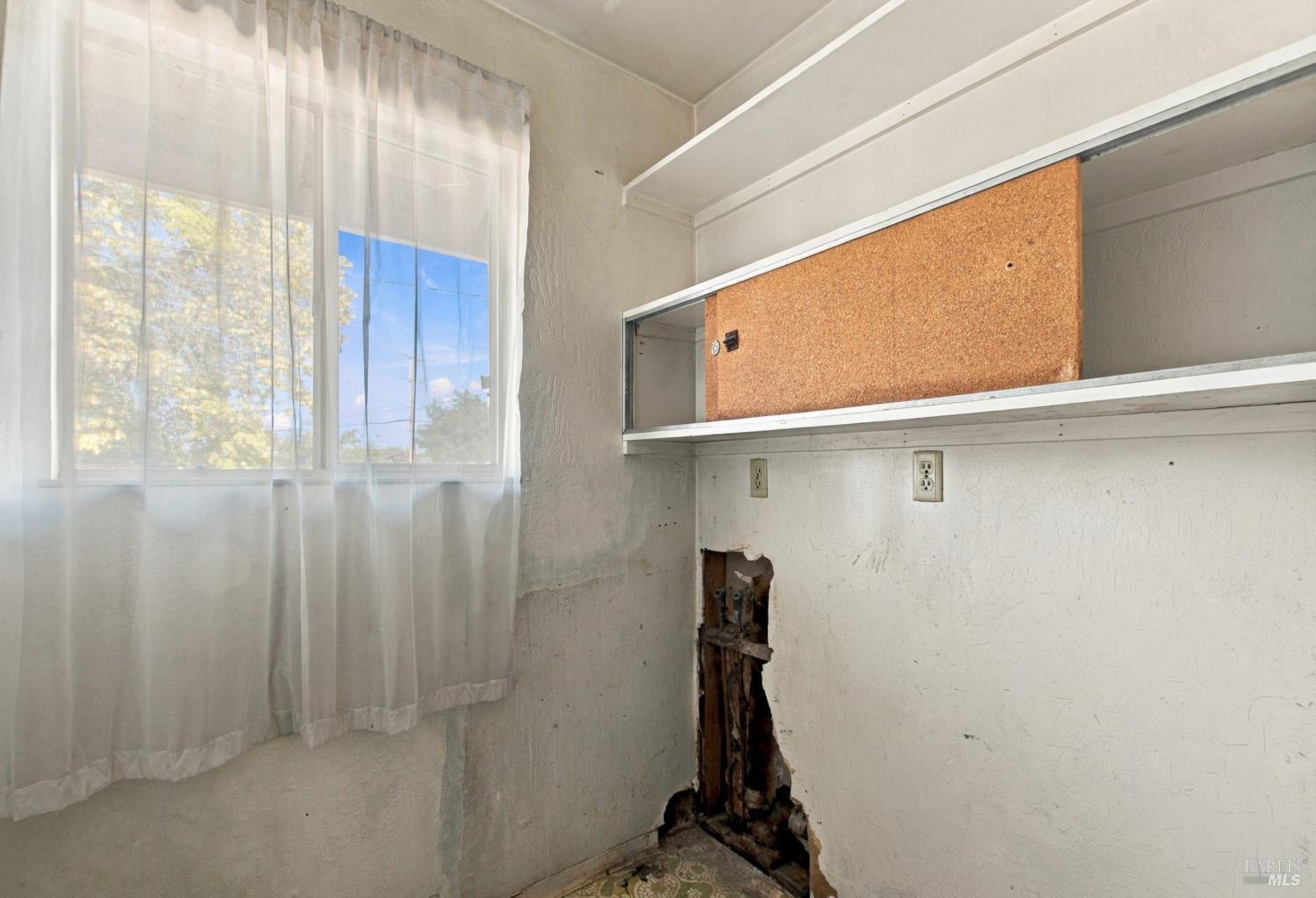 1075 Partrick Road Napa, CA 94558 - Photo 32 of 57 Laundry room