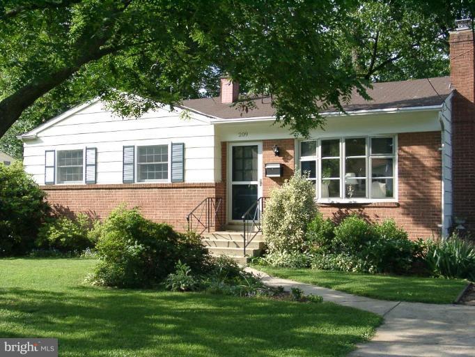 209 Rolling Road Gaithersburg, MD 20877 - Photo 1 of 24 Front of House