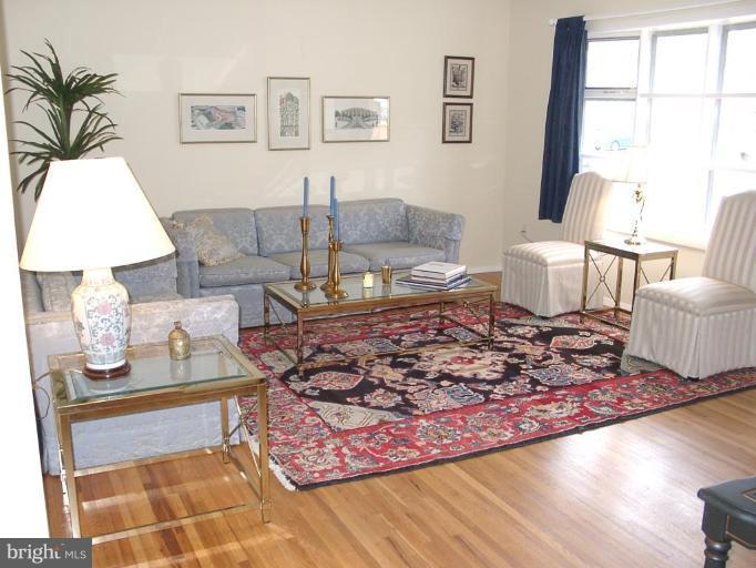 209 Rolling Road Gaithersburg, MD 20877 - Photo 2 of 24 Living Room