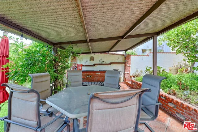 a view of outdoor and entertaining space