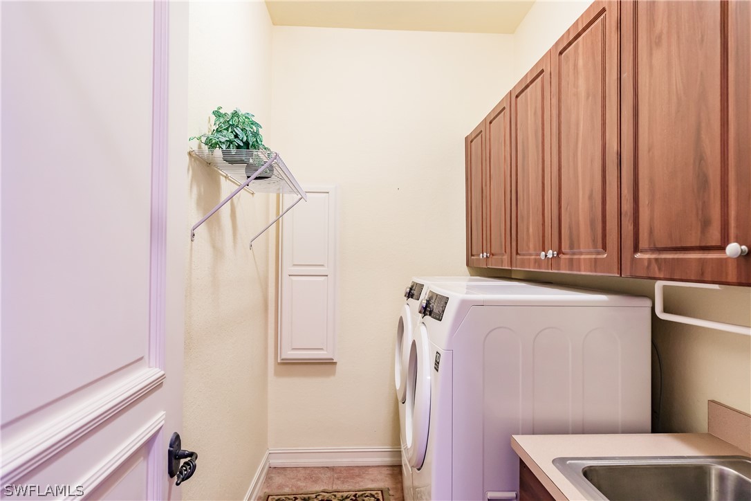 5727 Riverside Drive Cape Coral, FL 33904 - Photo 18 of 35 a bathroom with a sink and toilet