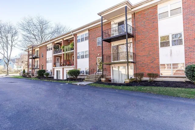 $305,000 | 36 Pleasant Drive, Unit 42, Stoughton, MA 02072