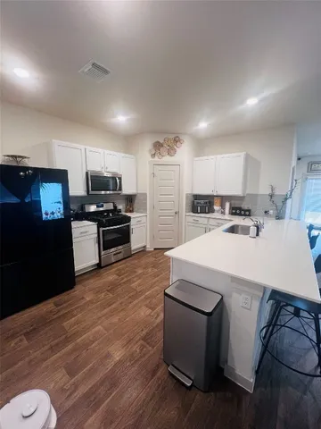 $2,850 | 94 Barton Creek Lane, Hutto, TX 78634