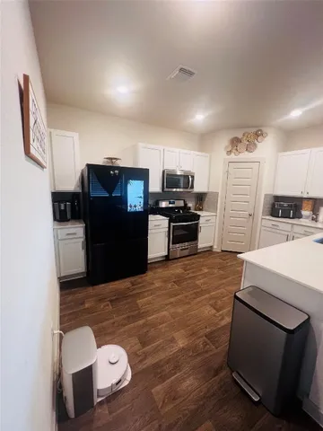 $2,850 | 94 Barton Creek Lane, Hutto, TX 78634