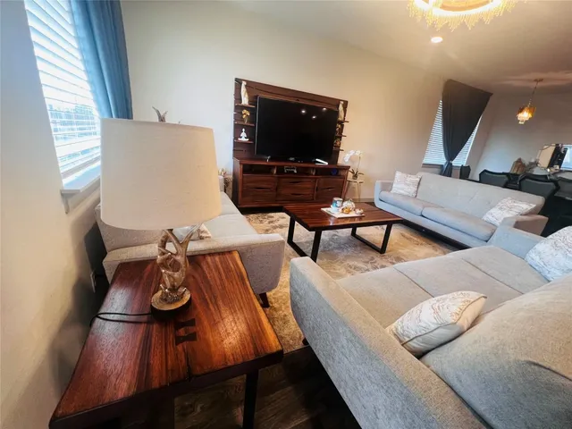 $2,850 | 94 Barton Creek Lane, Hutto, TX 78634