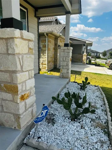 $2,850 | 94 Barton Creek Lane, Hutto, TX 78634