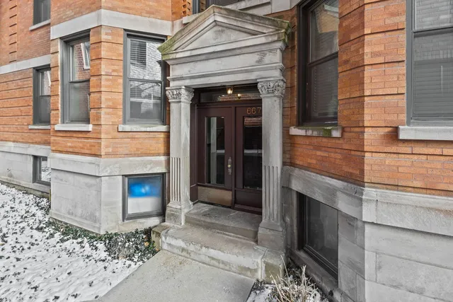 $327,000 | 667 West Barry Avenue, Unit 3N, Chicago, IL 60657