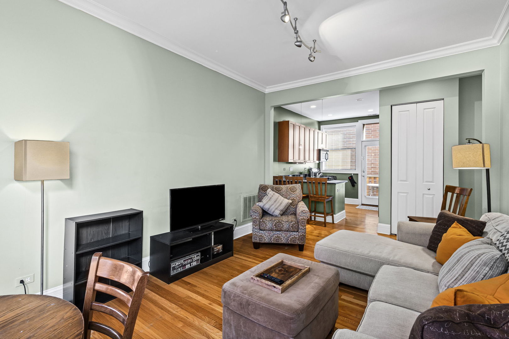 667 West Barry Avenue, Unit 3N Chicago, IL 60657 - Photo 6 of 22 a living room with furniture a flat screen tv and a window