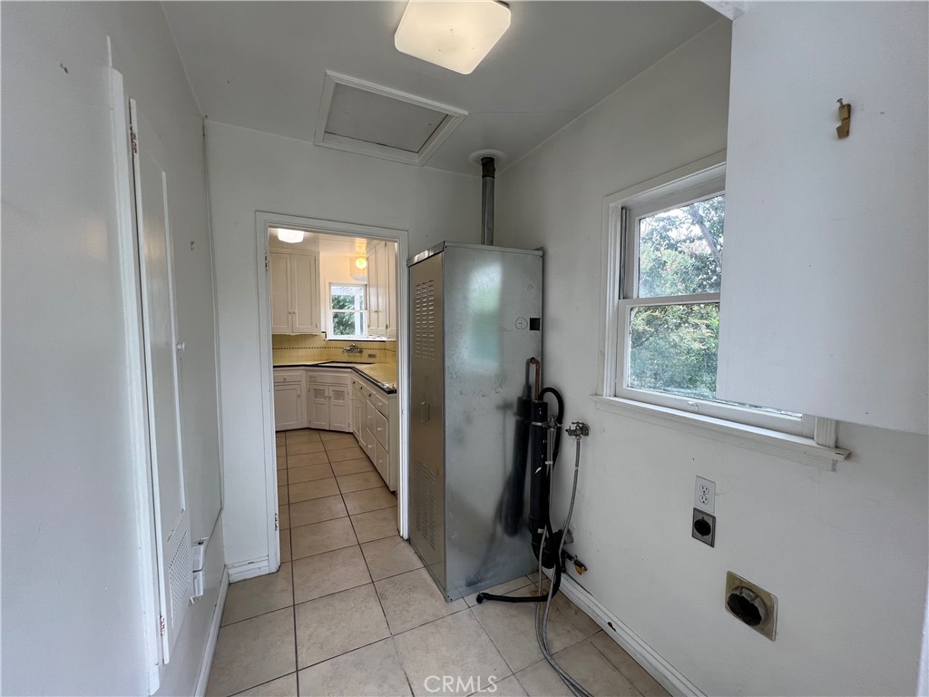 3869 Ridge Road Riverside, CA 92501 - Photo 12 of 13 Laundry Room