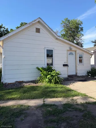 $250,000 | 607 1st Avenue East, Shakopee, MN 55379