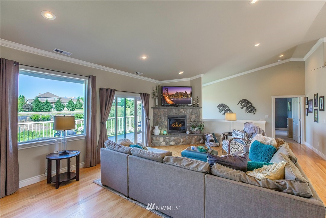 1015 Ridge Crest Drive Wenatchee, WA 98801 - Photo 2 of 25 Gallery Image 2