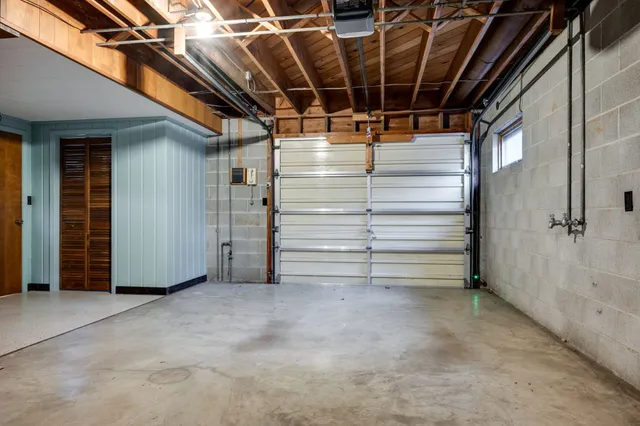a view of empty room with washing machine