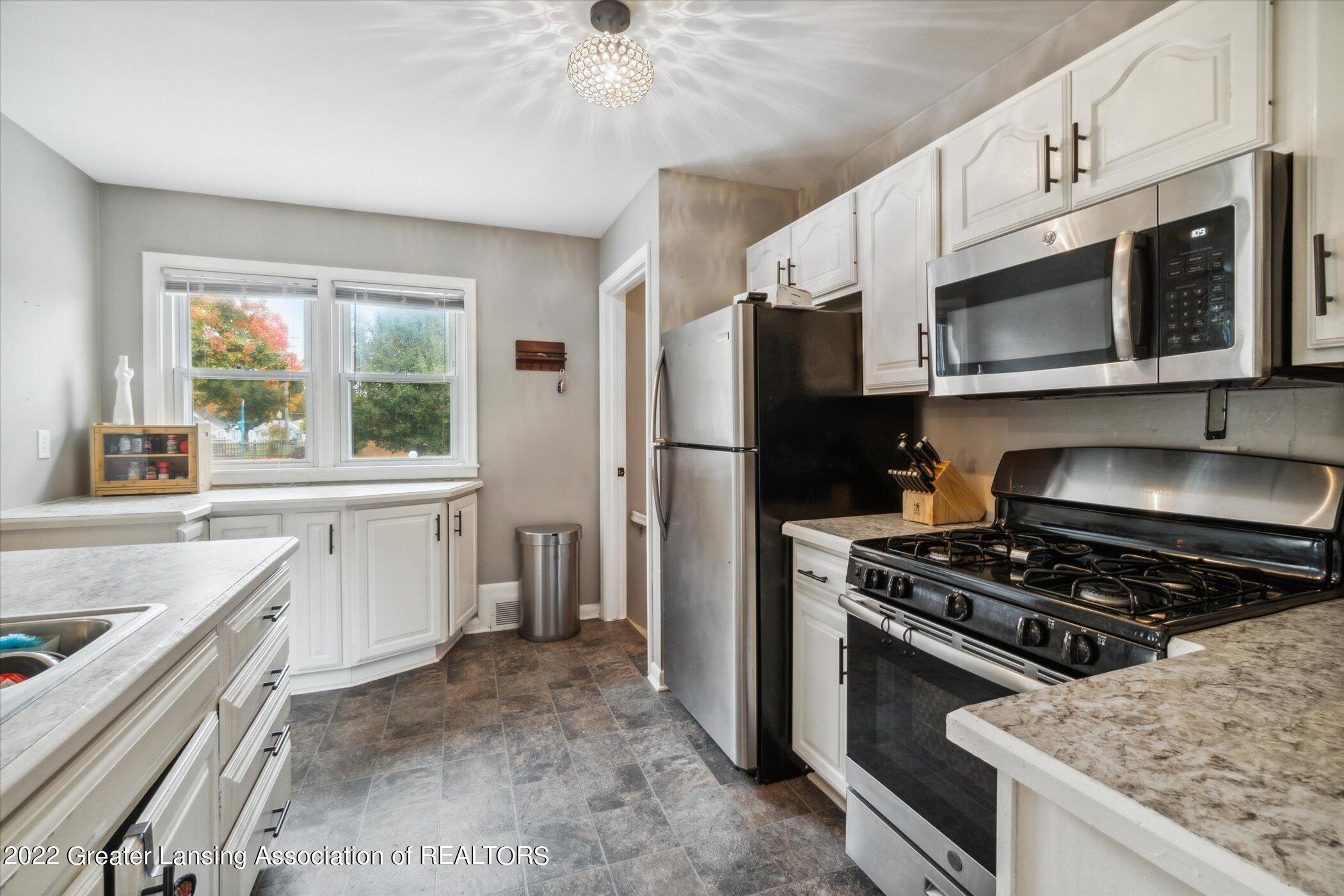 2800 Chatham Road Lansing, MI 48910 - Photo 17 of 35 17-Chatham Rd Lansing, MI 48910_windows