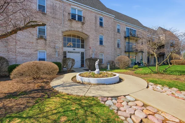 $210,500 | 5001 Carriageway Drive, Unit 116, Rolling Meadows, IL 60008