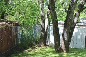 a view of a backyard