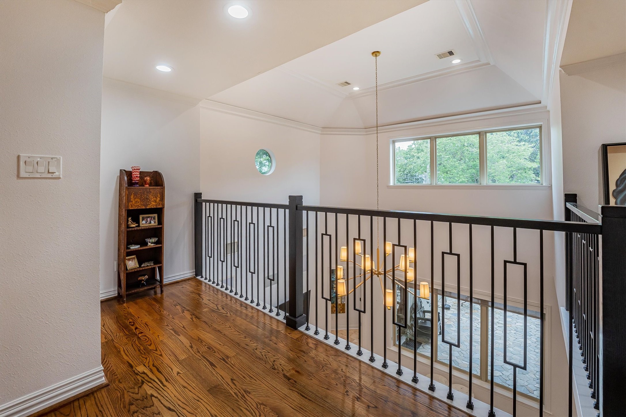 424 West 32nd Street Houston, TX 77018 - Photo 39 of 50 Upper landing overlooks living space