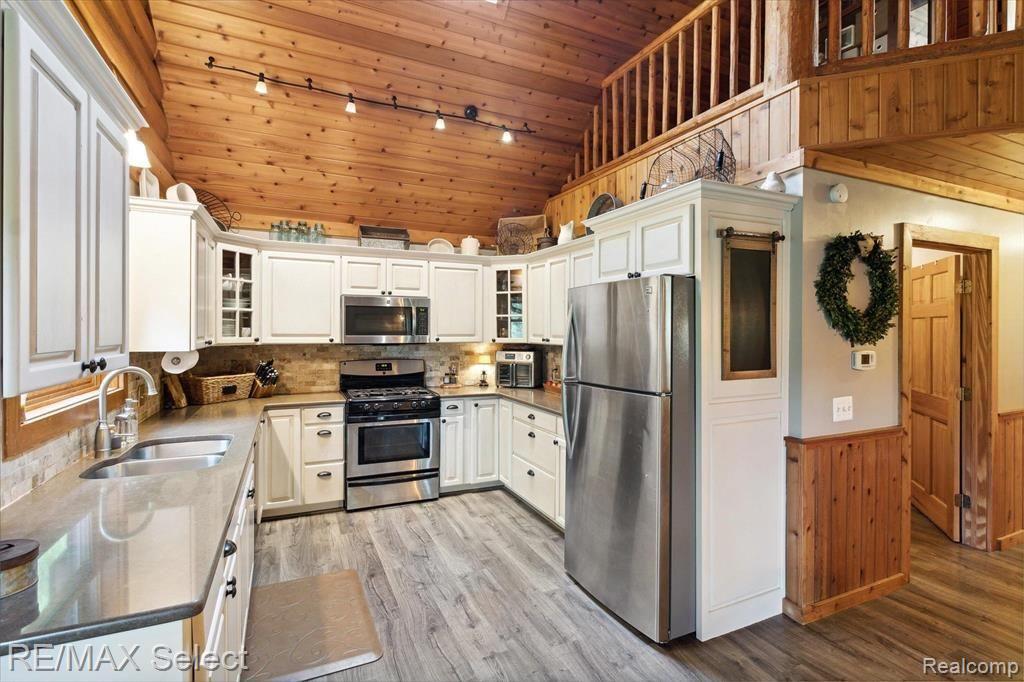 8228 Center Road Fenton, MI 48430 - Photo 19 of 36