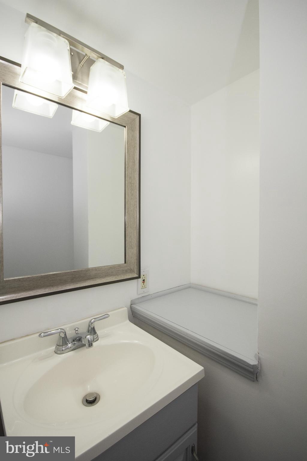 2139 Redthorn Road Baltimore, MD 21220 - Photo 23 of 25 Bath