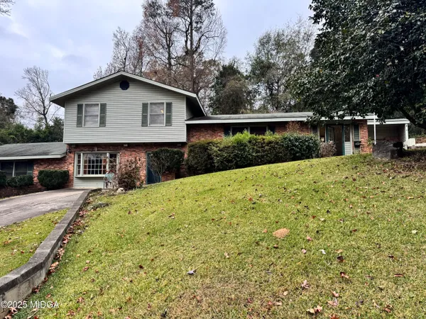 a view of a house with backyard and garden