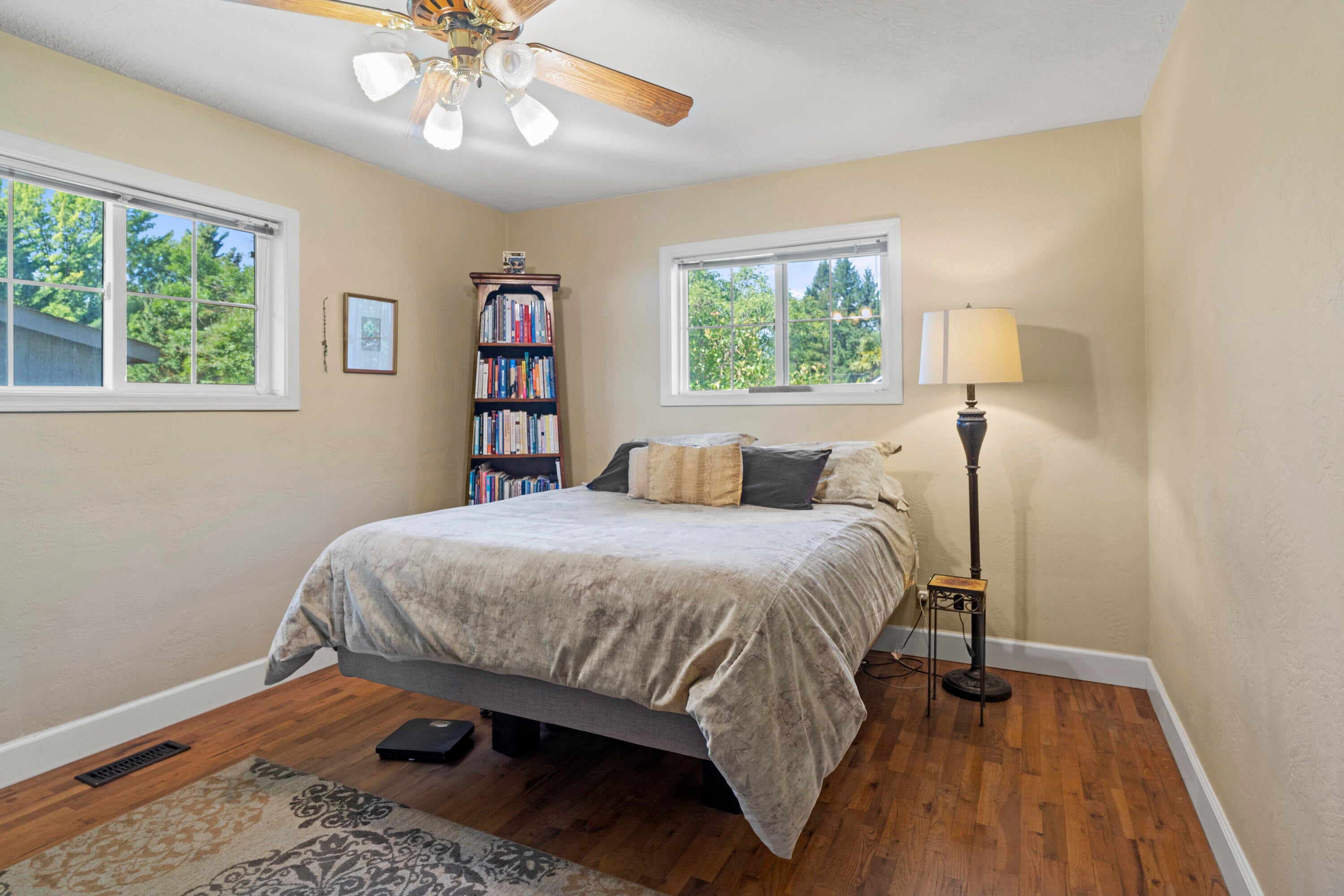 2116 Crestbrook Road Medford, OR 97504 - Photo 19 of 26 Larger bedroom