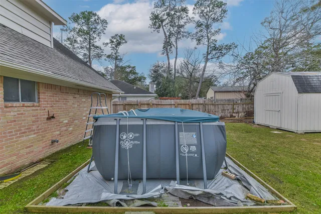 a view of a house with backyard