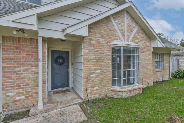 a view of front of a house with a yard