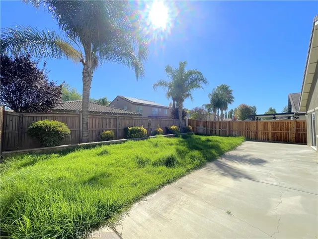 a view of a back yard