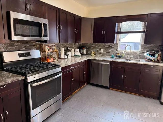 $3,400 | 10 Nutmeg Court, Edison, NJ 08820