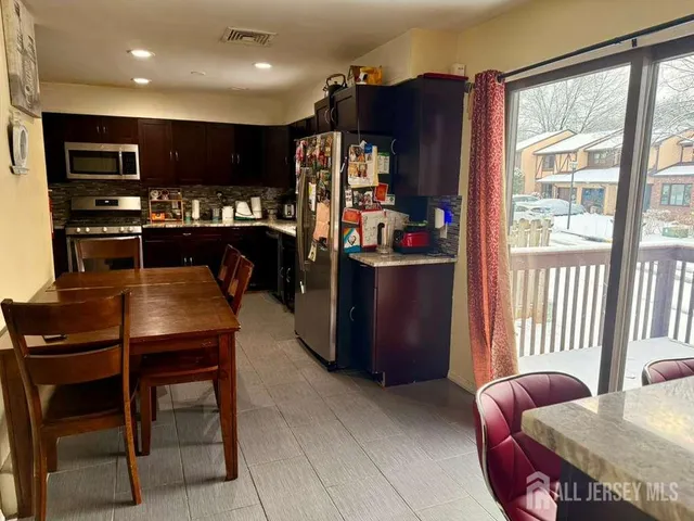 $3,400 | 10 Nutmeg Court, Edison, NJ 08820