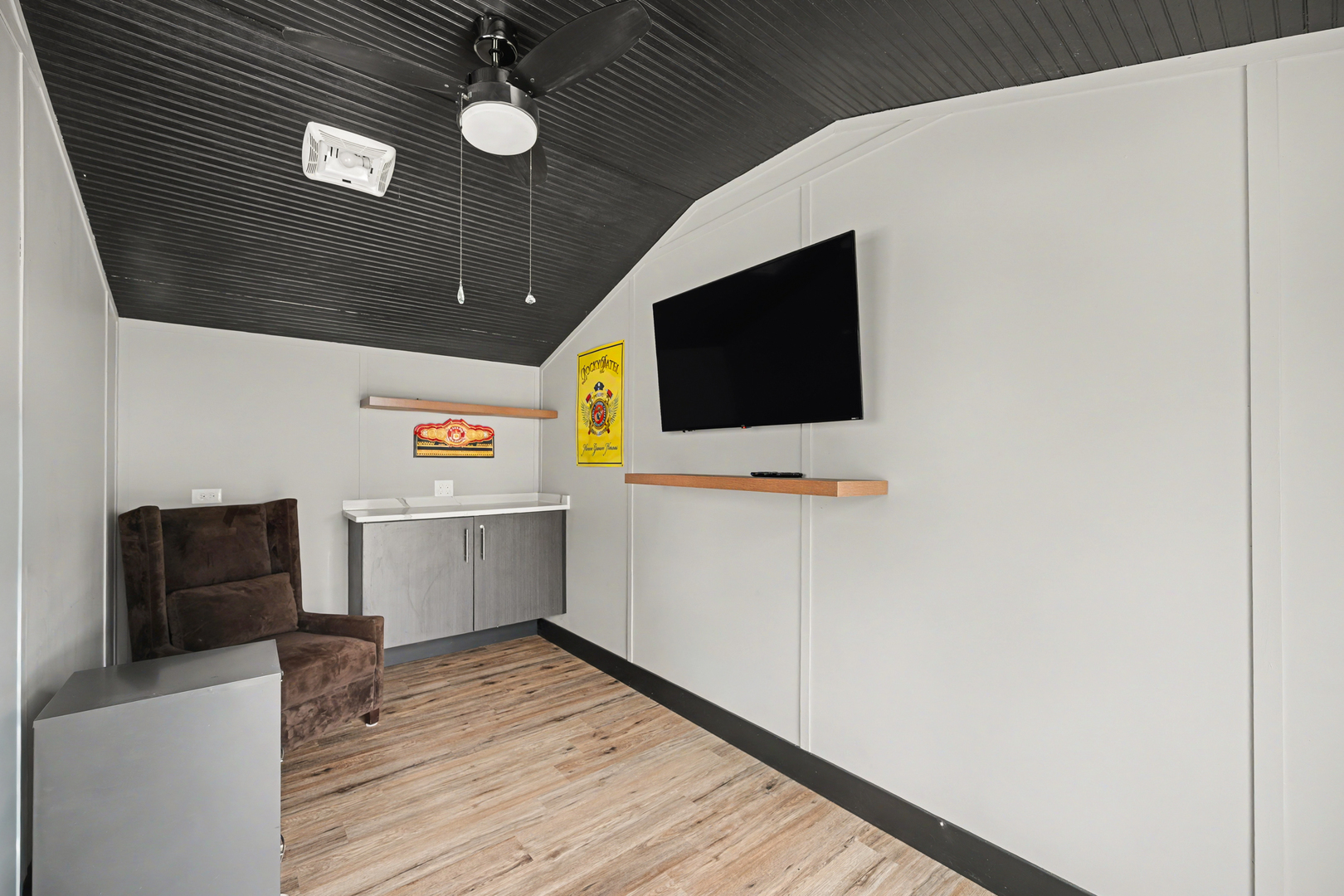 3S171 Arboretum Road Glen Ellyn, IL 60137 - Photo 28 of 41 a view of a livingroom with furniture