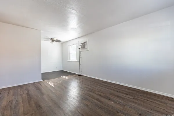 $825 | 7115 Glen Terrace, Unit 3, San Antonio, TX 78239