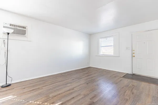 $825 | 7115 Glen Terrace, Unit 3, San Antonio, TX 78239