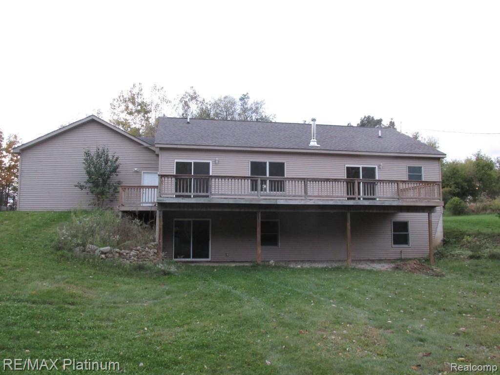 9094 Robb Road Fowlerville, MI 48836 - Photo 7 of 32 REAR EXTERIOR WALKOUT