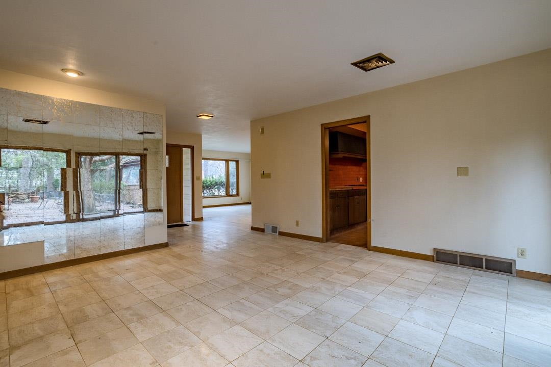 2009 Glenview Road Rockford, IL 61107 - Photo 5 of 33 Gallery Image 5