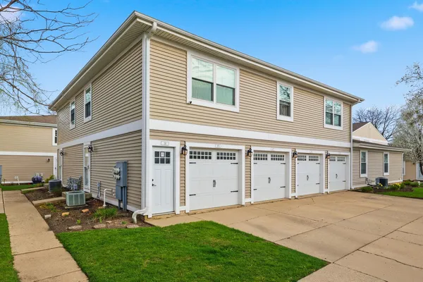 $2,050 | 377 Farmingdale Circle, Unit 377, Vernon Hills, IL 60061