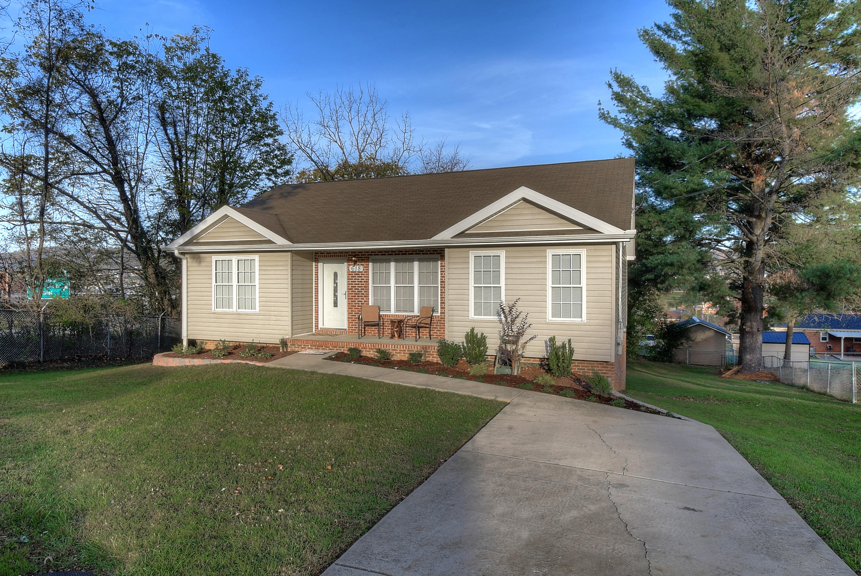 618 Ridgeview Drive Johnson City, TN 37604 - Photo 3 of 36 DSC_0007_8_9
