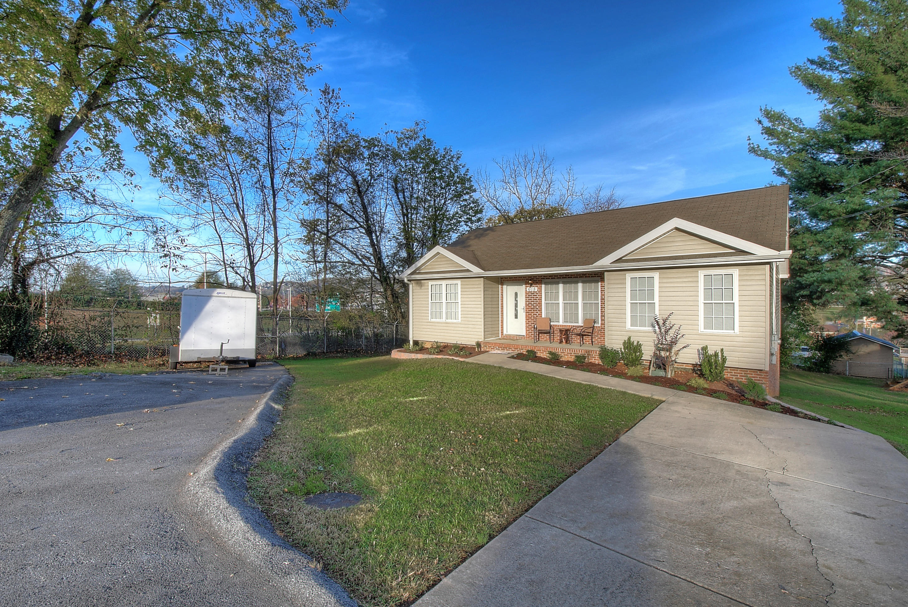 618 Ridgeview Drive Johnson City, TN 37604 - Photo 4 of 36 DSC_0010_1_2